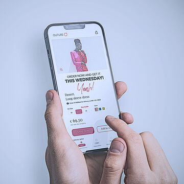Ein Smartphone, das ein Produkt in einem Onlineshop zeigt mit dem Text "Order now and get it this Wednesday"